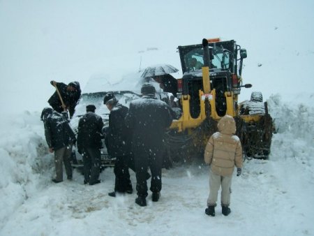 Karla kapanan yolda muhsur kalan 60 kişi, kurtarıldı