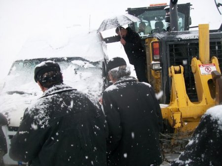 Karla kapanan yolda muhsur kalan 60 kişi, kurtarıldı