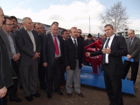 Karla mücadele için 25 köye traktör bıçağı verildi