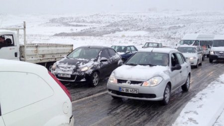Karlı Yollar Sürücülere Zor Anlar Yaşattı