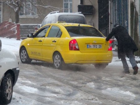 Karlı Yollarda Çok Sayıda Araç Kayarak İlerledi