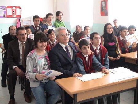 Karne Almaya Giden Öğrencilerin Kar Sevinci