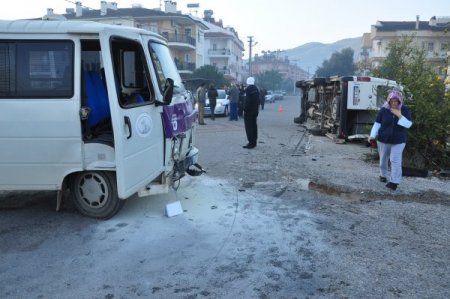 Karne Almaya Giden Öğrencilerin Servisi Kaza Yaptı: 17 Yaralı