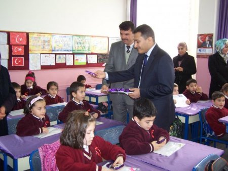 Karnelerini Velilerinden, Hediyelerini Kaymakamdan Aldılar