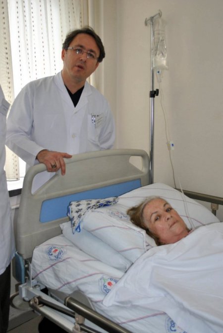 Karnından 18 parça halinde 7 kiloluk kitle çıktı