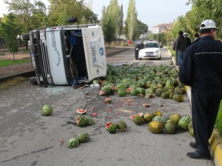 Karpuz yüklü kamyonet devrildi: 2 yaralı