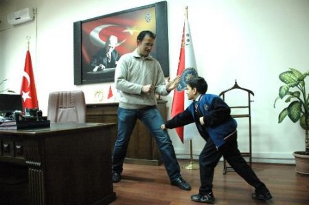 Kars Emniyet Müdüründen Gazeteciye Yumruk!