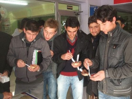 Kars Fem Dershaneleri Öğrencilere Aşure Dağıttı