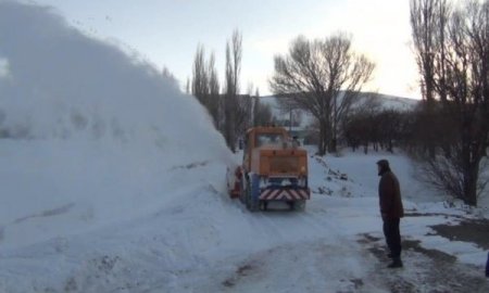 Kars İl Özel İdaresi Ekiplerinin Karla Mücadele Çalışmaları Sürüyor