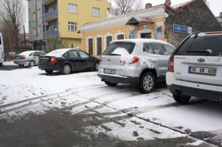 Kars’a mevsimin ilk karı düştü