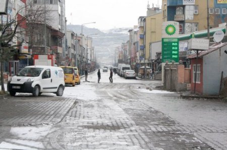 Kars’a mevsimin ilk karı düştü