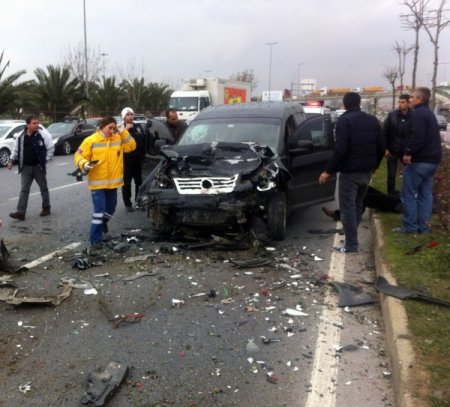 Karşı yola geçen otomobil kaza yaptı: 4 yaralı