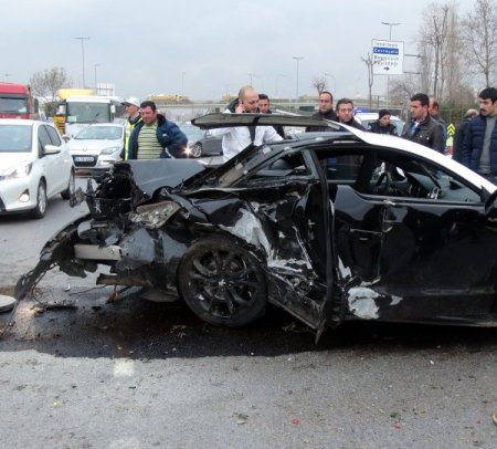 Karşı yola geçen otomobil kaza yaptı: 4 yaralı