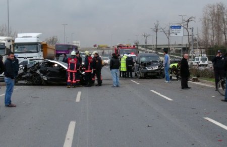 Karşı yola geçen otomobil kaza yaptı: 4 yaralı
