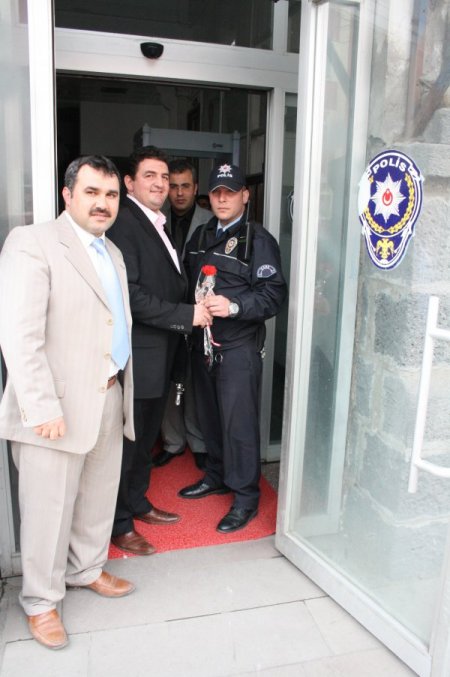 Karsiad Üyelerinden Emniyet Mensuplarına Gül