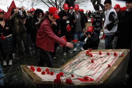 Kars'ın Sarıkamış İlçesinde 5 İlin Öğrencileri Kar Yağışı Altında Şehitlik Anıtına Yürüdü