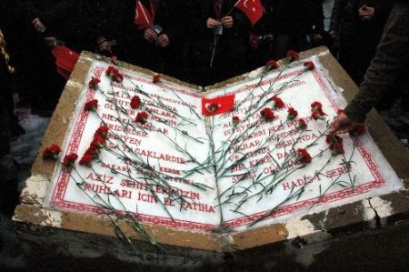 Kars'ın Sarıkamış İlçesinde 5 İlin Öğrencileri Kar Yağışı Altında Şehitlik Anıtına Yürüdü