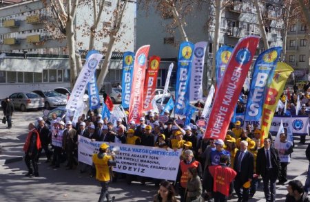 Karşıt görüşlü Kamu-Sen ile KESK, bakanlığa birlikte yürüdü