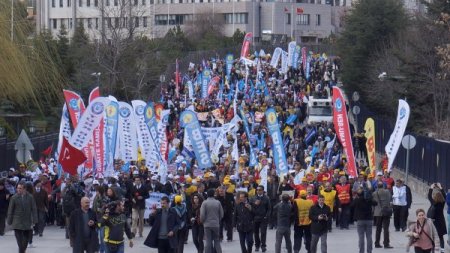 Karşıt görüşlü Kamu-Sen ile KESK, bakanlığa birlikte yürüdü