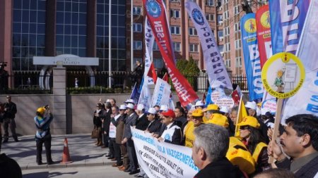 Karşıt görüşlü Kamu-Sen ile KESK, bakanlığa birlikte yürüdü