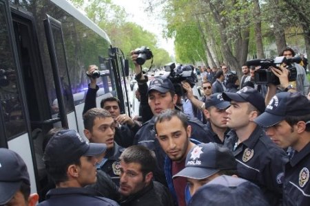 Karşıt görüşlü öğrenciler kavga etti: 5 yaralı