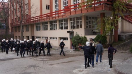 Karşıt görüşlü öğrencilerin kavgası yüzünden Dil Tarih'te eğitime bir hafta ara