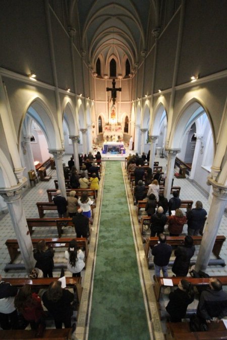 Karşıyaka Belediyesi Noel için kiliseyi ışıklandırdı