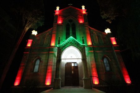 Karşıyaka Belediyesi Noel için kiliseyi ışıklandırdı