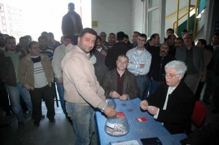 Karşıyaka Cumhuriyet Mahallesi Kapalı Semt Pazarı'nın Kuraları Çekildi
