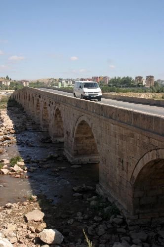 Karşıyaka Köprüsü Tamamlandı, Bağlantı Yolları Para Engeline Takıldı