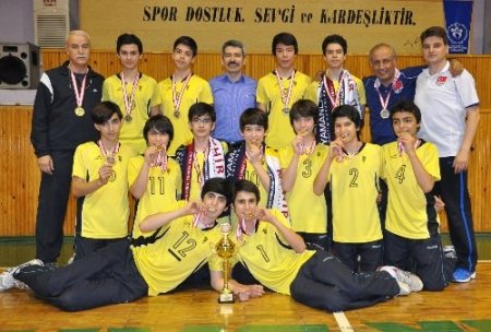 Karşıyaka Özel Yamanlar Ortaokulu voleybolda Türkiye şampiyonu