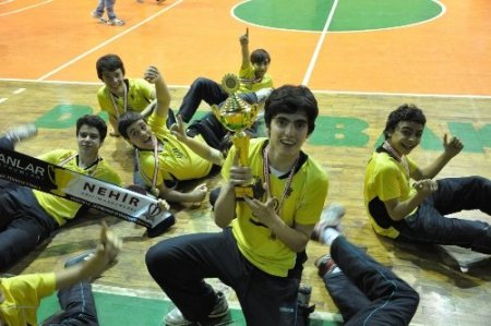 Karşıyaka Özel Yamanlar Ortaokulu voleybolda Türkiye şampiyonu