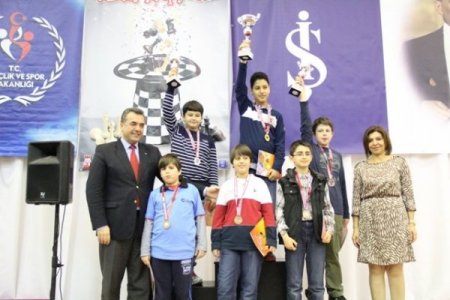 Karşıyaka Yamanlar İlköğretim öğrencileri satrançta Türkiye şampiyonu oldu