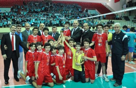 Karşıyaka Yamanlar İlköğretim voleybol İzmir şampiyonu oldu