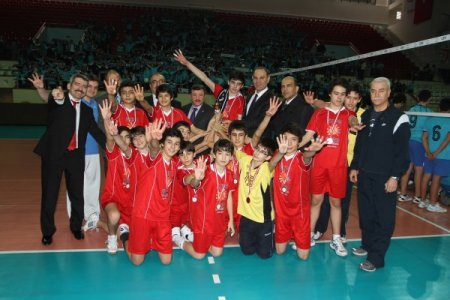 Karşıyaka Yamanlar İlköğretim voleybol İzmir şampiyonu oldu