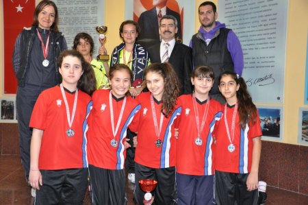 Karşıyaka Yamanlar Ortaokulu badminton ve teniste İzmir şampiyonu