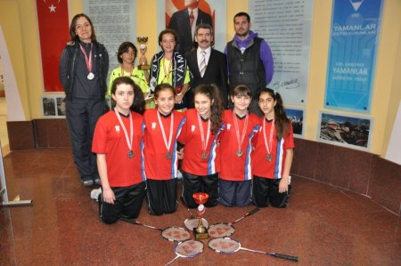 Karşıyaka Yamanlar Ortaokulu badminton ve teniste İzmir şampiyonu