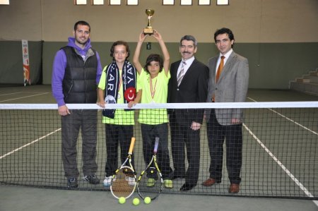 Karşıyaka Yamanlar Ortaokulu badminton ve teniste İzmir şampiyonu