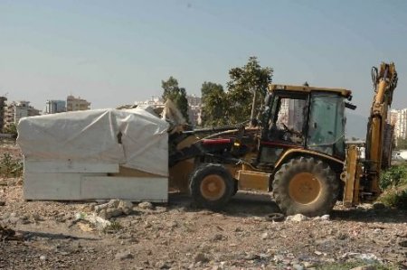 Karşıyaka'da 8 Kaçak Ve Tehlikeli Ev Yıkıldı