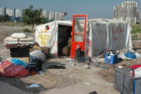 Karşıyaka'da 8 Kaçak Ve Tehlikeli Ev Yıkıldı
