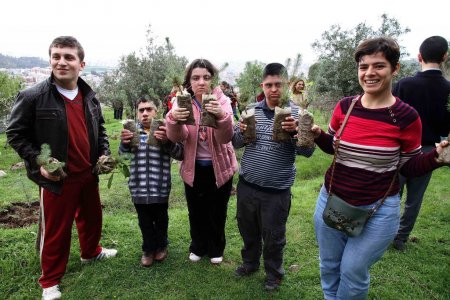 Karşıyaka'da engelliler ağaç dikti