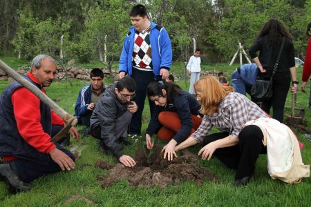 Karşıyaka'da engelliler ağaç dikti