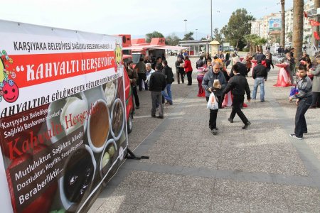 Karşıyaka'da her gün 2 bin kişiye kahvaltı veriliyor