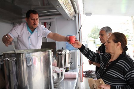 Karşıyaka'da her gün 2 bin kişiye kahvaltı veriliyor