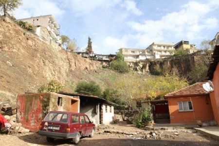Karşıyaka'da heyelan mağdurlarına kalıcı çözüm