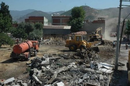 Karşıyaka'da Sekiz Kaçak Bina Yıkıldı