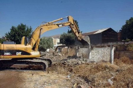 Karşıyaka'da Sekiz Kaçak Bina Yıkıldı