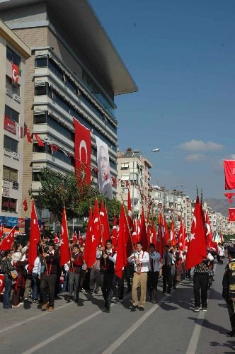 Karşıyaka'daki Cumhuriyet Bayramı Töreninde 2 Bin Bayrak Dağıtıldı