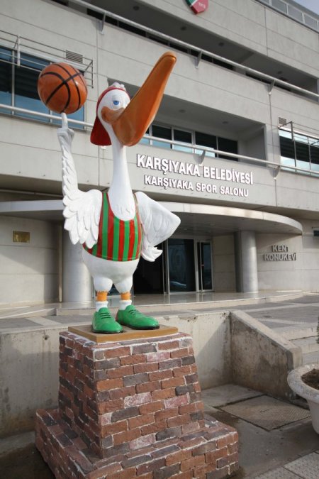 Karşıyaka'ya pelikan heykelleri dikildi