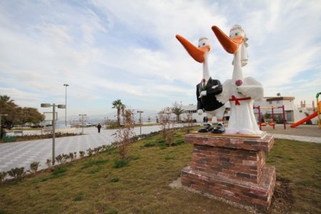 Karşıyaka'ya pelikan heykelleri dikildi